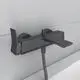 Schwarze Badarmatur von Ideal Standard mit einem rechteckigen Auslauf und zwei Bedienelementen für warmes und kaltes Wasser, montiert an einer hellen Wand.